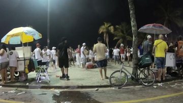 Turistas e moradores se uniram para bater em criminosos Vídeo mostra o momento que a população bateu em criminosos que realizavam arrastão em Praia Grande Pessoas olhando e correndo do tumulto no calçadão - Reprodução YouTube