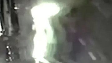 Polícia Civil aponta que a mulher tentou cometer suicídio Vídeo de mulher correndo com o corpo incendiado choca a internet Mulher em pé com o corpo pegando fogo - Reprodução/O liberal