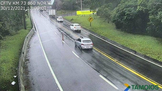 Motorista enfrenta garoa e trânsito lento na rodovia dos Tamoios Trecho de serra da rodovia dos Tamoios - Divulgação