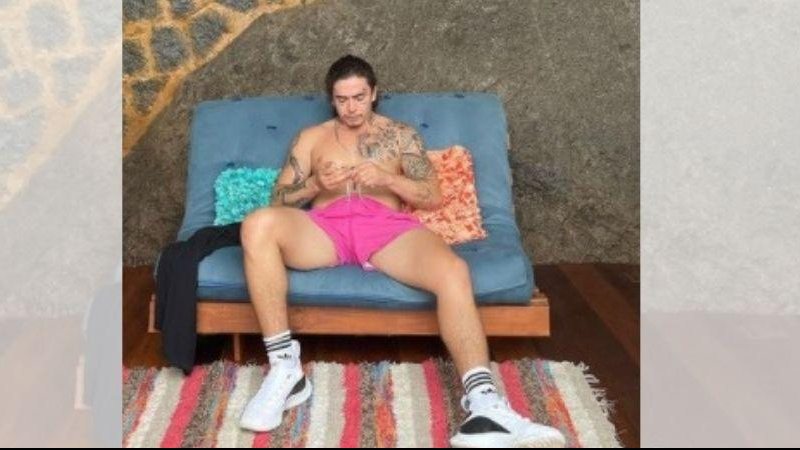 Entre os passeio pela Ilha, Whindersson andou de lancha e caminhou no centro histórico Whindersson Nunes comemora o aniversário em Ilhabela Whindersson sentado em um sofá - Reprodução Instagram