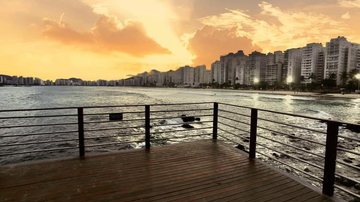 Sol volta a aparecer no litoral de São Paulo e fim de semana deve ser de temperaturas "normais" para o padrão do verão Tempo no litoral de SP - Divulgação: prefeitura de Guarujá