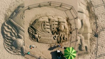 Escultura de areia é em homenagem aos 130 anos do Porto de Santos Escultura de areia Escultura de areia vista de cima - Reprodução/@malta.drone