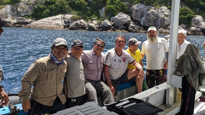 Pescaria próximo a Ilha das Cobras aconteceu na terça-feira (21) Bolsonaro participa de pescaria próximo à Ilha das Cobras Presidente Jair Bolsonaro em embarcação em alto mar junto com assessores - Reprodução/Redes Sociais