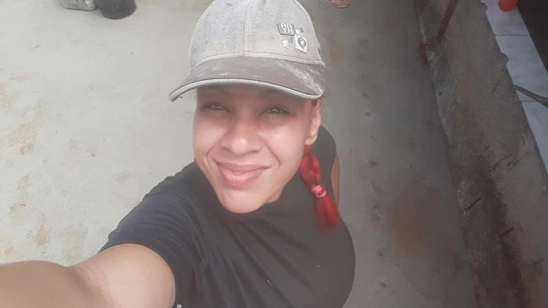 De acordo com ela, serviço é voltado principalmente para mulheres que moram sozinhas e têm receio de chamar um homem para o trabalho Mulher divulga trabalho em construção civil e ganha apoiadores na rede social Aline Silva com boné e em uma obra - Arquivo Pessoal