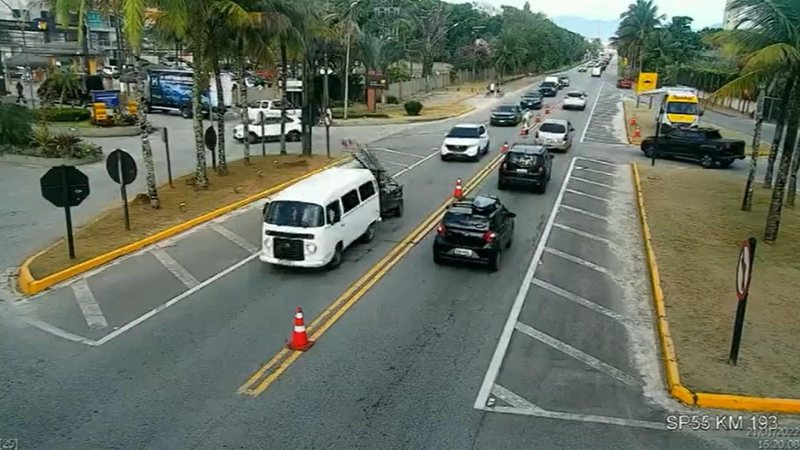 Km 193 Rio-Santos - km 193 - Boraceia Rodovia com tráfego intenso - Imagem: DER