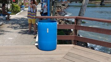 Voluntários, estabelecimentos comerciais e prefeituras ajudam com a limpeza das caçambas de lixo Grupo coloca lixeiras em praias do litoral paulista e conta com a ajuda de entidades para limpeza Lixeira colocada em Ubatuba (SP) - Arquivo Pessoal