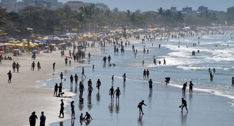 Turista foi multada e terá que responder criminalmente pelos atos de violência Turista agride funcionária pública na Praia Grande, em Ubatuba Banhistas na Praia Grande, em Ubatuba - Divulgação prefeitura de Ubatuba