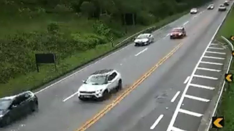 Tráfego está intenso nós dois sentidos da rodovia Trânsito intenso na rodovia Mogi-Bertioga nesta tarde Imagem da rodovia congestionada - Reprodução Twitter