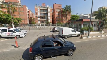 Base Comunitária de Segurança da PM na Av. Dom Pedro I, a pouco mais de 500m do local assaltado Base - Funcionários são feitos reféns em fast food ao lado de base policial em Guarujá (SP) Base da pm - Imagem: Reprodução / Google Street View
