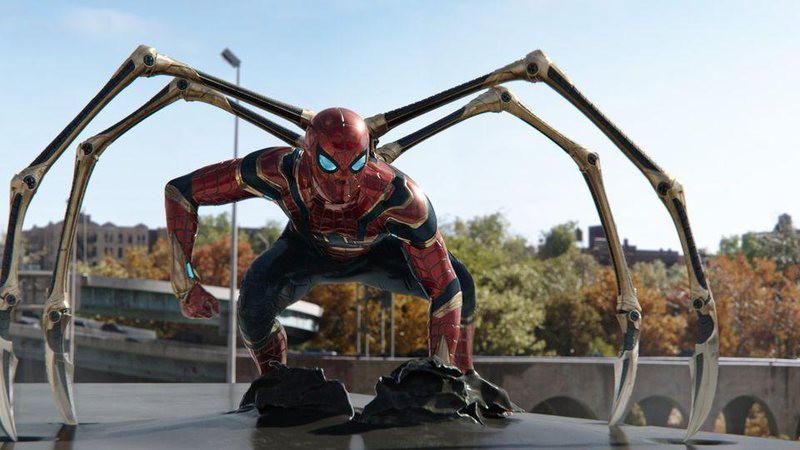 "Homem-Aranha: Sem volta para casa" é um dos filmes em cartaz no Cinesystem do Litoral Plaza Shopping Não deu praia? Confira os filmes em cartaz nas salas de cinema de Praia Grande Homem-Aranha em cima de carro com pernas de aranha - Divulgação/Sony Pictures