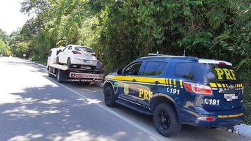 Carro e motorista foram encaminhados à Polícia Judiciária de Ubatuba para apuração dos fatos Policia federal localiza veículo roubado Veículo roubado m cima do guincho e carro da policia federal escoltando - Divulgação