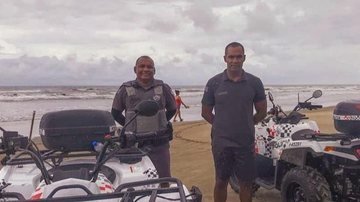 Não daria tempo de esperar os bombeiros, então os policiais entraram no mar Policiais militares salvam crianças de afogamento Foto dos polícias que salvaram as crianças - Divulgação