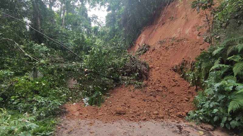 Estrada de acesso à Castelhanos, em Ilhabela, está interditada Queda de barreira interdita estrada de Castelhanos em Ilhabela (SP) deslizamento de terra em estrada - Foto: PMI