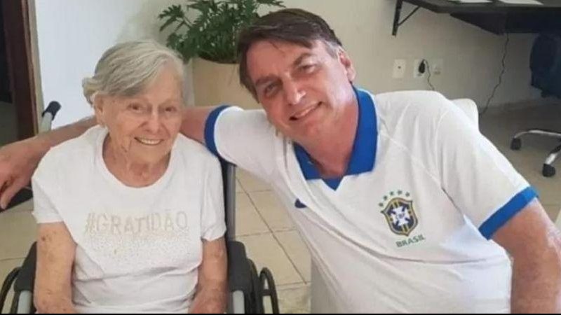 Velório e enterro devem acontecer na cidade de Eldorado, no Vale do Ribeira Mãe de Bolsonaro, dona Olinda, morre aos 94 anos Presidente Jair Bolsonaro acompanhado de sua mãe, Olinda Bolsonaro - Reprodução/Instagram