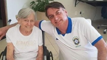 Velório e enterro devem acontecer na cidade de Eldorado, no Vale do Ribeira Mãe de Bolsonaro, dona Olinda, morre aos 94 anos Presidente Jair Bolsonaro acompanhado de sua mãe, Olinda Bolsonaro - Reprodução/Instagram
