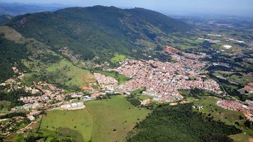 Cidade tem cerca de 37 mil habitantes e fica a quase 500 km de Belo Horizonte Festa de empresa em MG acaba em infecção pela ômicron em massa Cidade de Extrema vista de cima - Reprodução/Extrema de A a Z