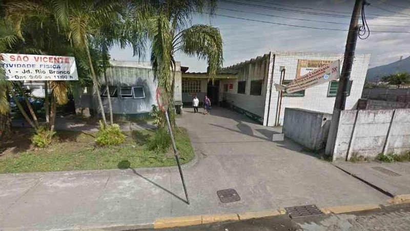 Secretaria de Saúde de São Vicente negou que pacientes fiquem desassistidos por falta de profissionais Homem reclama de atendimento no PS do Humaitá em São Vicente |VÍDEO Entrada da unidade de saúde do bairro Humaitá em São Vicente - Reprodução/Google Maps