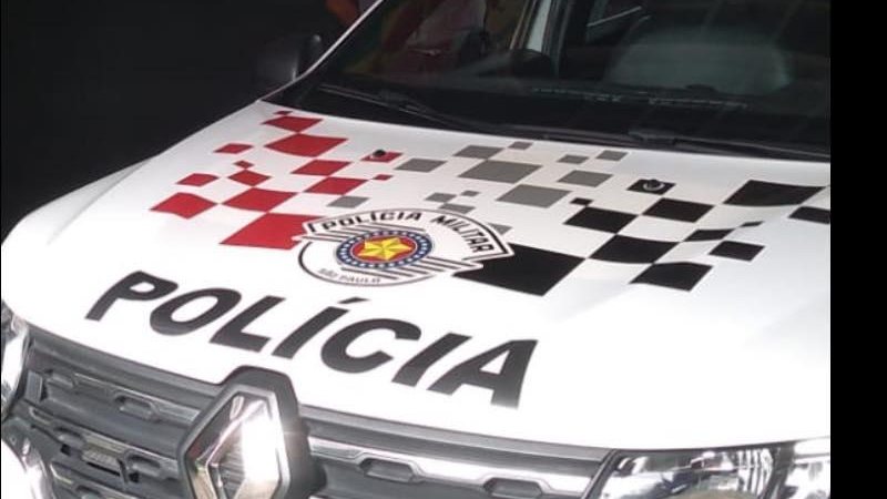 Foragido da Justiça por crime de roubo é preso em Caraguá (SP) imagem do logo da policia militar sobre o capô de uma viatura - Foto: Vigésimo BPMI