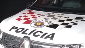 Foragido da Justiça por crime de roubo é preso em Caraguá (SP) imagem do logo da policia militar sobre o capô de uma viatura - Foto: Vigésimo BPMI