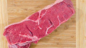 Peças de carne foram furtadas de atacadista localizado no bairro Guilhermina e foram avaliadas em R$ 707 Homem furta 8 peças de filé mignon de atacadista de Praia Grande Peça de filé mignon bovino em cima de tábua de madeira - Pixabay
