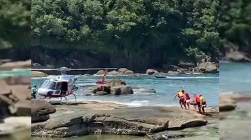 Helicóptero águia da Polícia Militar foi acionado para acessar vítima em praia de difícil acesso Resgate Ubatuba - Reproduçao BAV SJC
