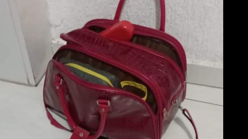 Cristina tem câncer de mama e precisa dos remédios de alto custo para seu tratamento e recuperação Bolsa vermelha de alça Bolsa vermelha com objetos dentro - Divulgação