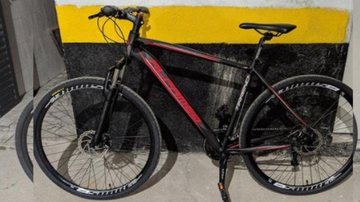 Bicicleta foi furtada no último sábado (15) na garagem de um prédio na Vila Caiçara Bicicleta furtada Bicicleta preta com detalhes em vermelho - Arquivo Pessoal
