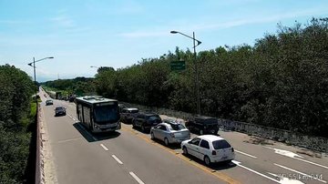 Trânsito começa e se formar no Km 214 da Rio-Santos, no sentido São Sebastião Rodovia Rio-Santos tem pontos de lentidão Rodovia com vários carros e trânsito - Imagem: DER-SP