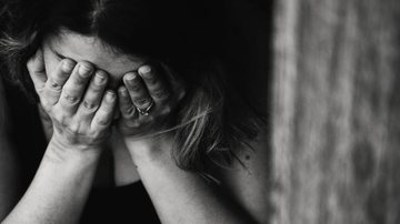 Munícipe ressalta que o relato é bem conveniente por isso é preciso atenção ao acreditar e deixar alguém entrar no veículo Moradora de Ubatuba alerta para novo golpe utilizado por bandidos Mulher chorando - Divulgação