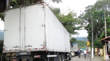 Caminhões estão proibidos na cidade aos finais de semana até 30 de janeiro Restrição de entrada e circulação de caminhões continua até 30 de janeiro em Ilhabela (SP) caminhao na rua em ilhabela - Foto: Ronald Kraag