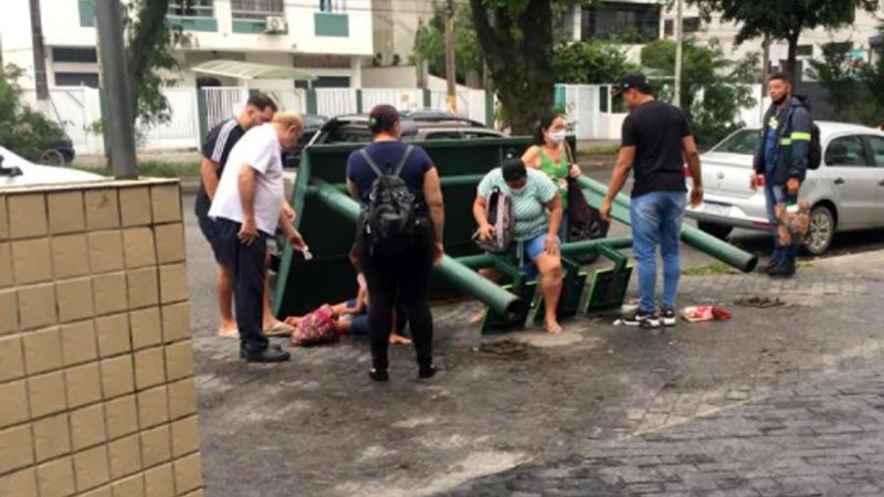 Pedestres que passavam pelo local na hora do incidente auxiliaram a idosa momentos após a queda Ponto de ônibus desaba e idosa fica ferida em Santos (SP) - Divulgação/Praia Grande Mil Grau