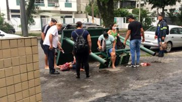 Pedestres que passavam pelo local na hora do incidente auxiliaram a idosa momentos após a queda Ponto de ônibus desaba e idosa fica ferida em Santos (SP) - Divulgação/Praia Grande Mil Grau