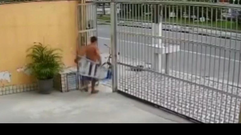 Furto aconteceu na Enseada, no Guarujá, nesta quarta (22) Homem foi flagrado por câmera de segurança; assista Homem saindo do prédio com uma escada nas mãos - Reprodução/Instagram