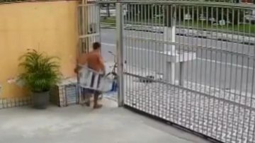 Furto aconteceu na Enseada, no Guarujá, nesta quarta (22) Homem foi flagrado por câmera de segurança; assista Homem saindo do prédio com uma escada nas mãos - Reprodução/Instagram