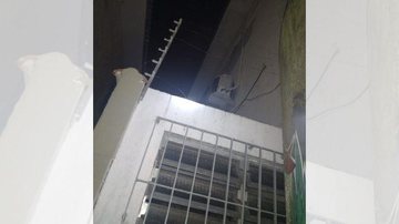 Criminoso havia cortou a cerca elétrica para furtar a condensadora do ar-condicionado Indivíduo tenta furtar delegacia e é preso em flagrante, em Praia Grande Foto da cerca elétrica cortada - Reprodução Facebook