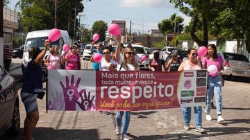 Mulheres percorreram a área central da Cidade, portando faixas e distribuindo panfletos pregando a união e exigindo respeito - Divulgação/Thiego Barbosa