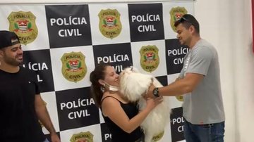 O crime ocorreu na tarde do último dia 16 Cachorro roubado junto com carro em Mongaguá Cachorro sendo devolvido aos donos - Reprodução/Polícia Civil
