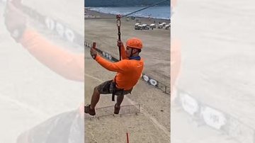 Praias da cidade estão repletas de opções esportivas e culturais Tirolesa e outras atrações agitam Praia Grande Homem em tirolesa na Praia Grande - Reprodução Instagram