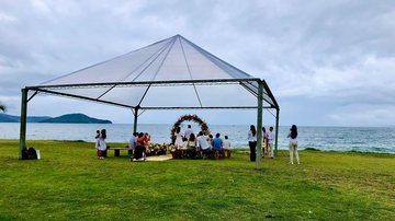 Cerimônia de casamento realizada na praia de Massaguaçu, em Caraguatatuba Casório na praia: flagrantes de casamentos à beira-mar em PG e Caraguá - Fiorenzo Giuseppe Meneghin - Grupo Nossa Massaguaçu