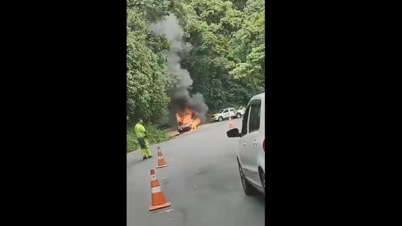 Veículo em chamas após explosão Carro explode na serra de Ubatuba Carro em chamas - Imagem: Reprodução