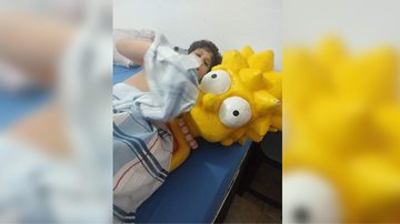Menino dorme com a personagem Lisa, dos Simpsons Dono de sorveteria faz menino autista feliz ao permitir levar personagem do Simpson para casa - Foto: Divulgação | Arquivo pessoal