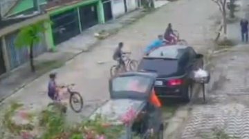 Filha de uma das vítimas conta que um dos assaltantes tirou a aliança do idoso com a boca Assalto em São Vicente Quatro homens de bicicleta em direção ao idoso na calçada, para assalta-lo - Reprodução