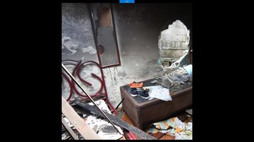 Cômodo da residência destruído pelas chamas Incêndio em Santos - Incêndio em residência deixa uma pessoa ferida em Santos Cômodo de casa destruído por incêndio - Imagem: Reprodução / Alexsander Ferraz/Jornal A Tribuna