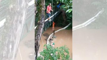 Diego Saldanha ganhou notoriedade ao criar aparato que retém o lixo do Rio Atuba Guardião de rios do Paraná impede contaminação das Cataratas do Iguaçu Diego em cima de uma ponte recolhendo o lixo retido no Rio Atuba - Reprodução/Instagram