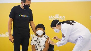 Davi Seremramiwe Xavante, um garoto indígena de 8 anos, foi a primeira criança a ser vacinada contra a covid-19 no Brasil Garoto indígena de 8 anos é a primeira criança vacinada no Brasil contra a covid-19 Enfermeira aplica vacina em garoto indígena de 8 a - Governo do Estado de São Paulo