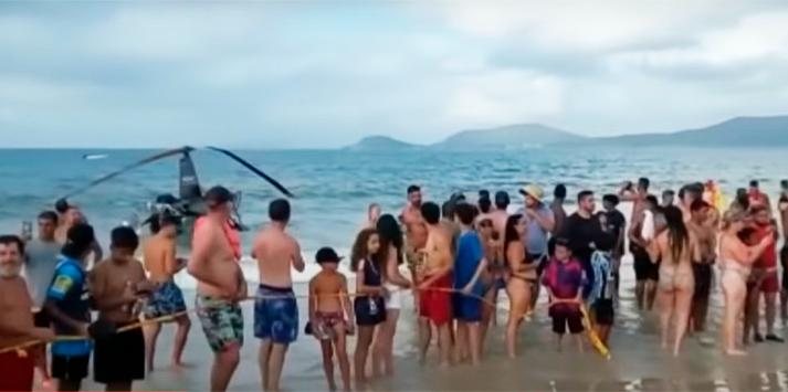 Aeronave usada em passeios caiu na praia de Canasvieiras, em Florianópolis Queda de helicóptero na praia - Divulgação: Guarda Municipal