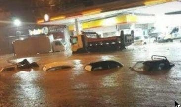 Carros ficaram totalmente submersos na rua do Aduboa