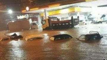 Carros ficaram totalmente submersos na rua do Aduboa