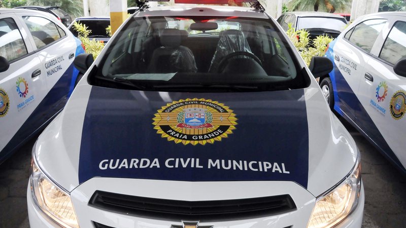 O indivíduo chegou a jogar a bicicleta em direção a porta do motorista da viatura Homem xinga guardas municipais e danifica viatura em Praia Grande Viatura da Guarda Municipal de Praia Grande - Banco de Imagens Prefeitura de Praia Grande