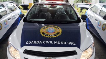 O indivíduo chegou a jogar a bicicleta em direção a porta do motorista da viatura Homem xinga guardas municipais e danifica viatura em Praia Grande Viatura da Guarda Municipal de Praia Grande - Banco de Imagens Prefeitura de Praia Grande